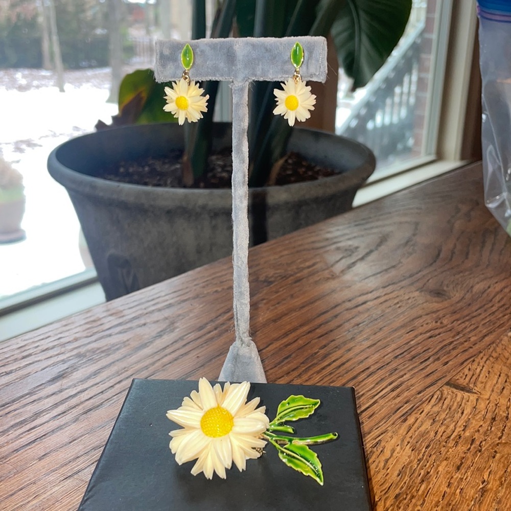 MCM DAISY BROOCH AND MATCHING EARRINGS